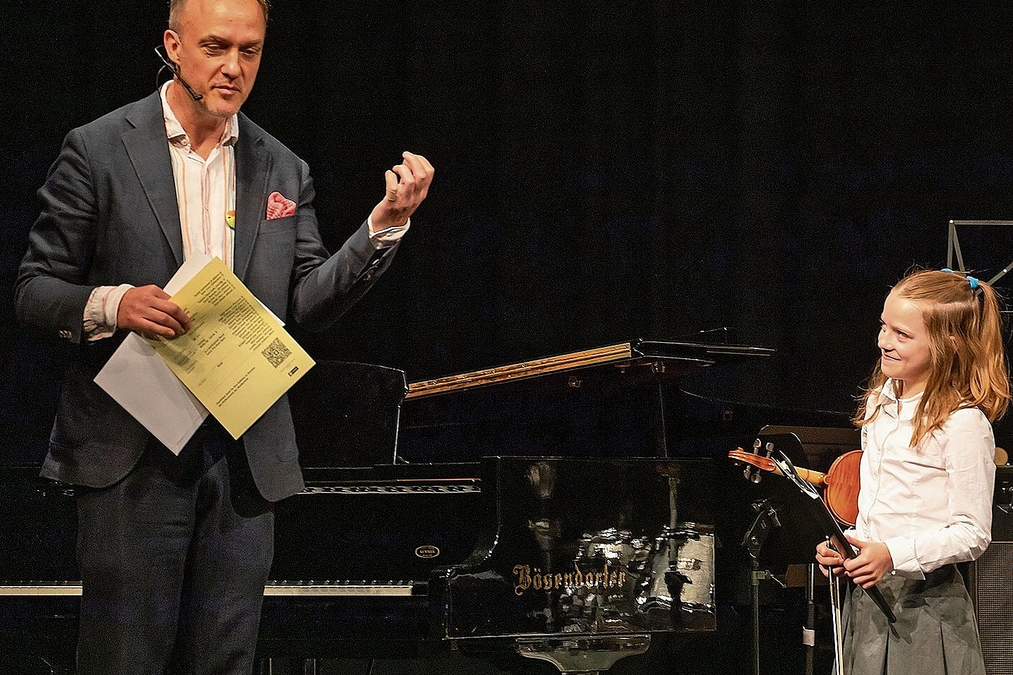 Jeder Millimeter entscheidet: Der Musikschulleiter Lucas Rössner lobt die Tonreinheit, welche die junge Geigerin Kira Perevozna bereits auf Stufe 1 beherrscht. Fotos: Martin Staub Jeder Millimeter entscheidet: Der Musikschulleiter Lucas Rössner lobt die Tonreinheit, welche die junge Geigerin Kira Perevozna bereits auf Stufe 1 beherrscht. Fotos: Martin Staub