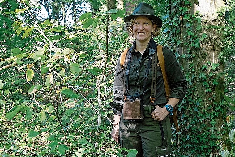 Céline Steiner: Die frischgebackene Jungjägerin freut sich auf die Jagdsaison. Foto: Martin Staub