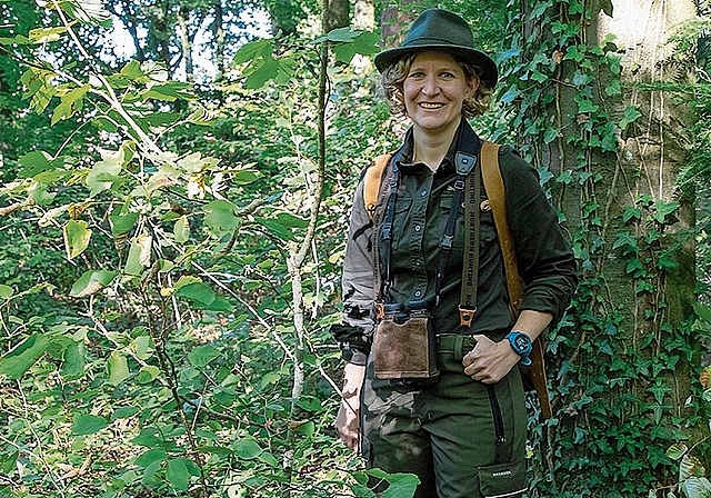 Céline Steiner: Die frischgebackene Jungjägerin freut sich auf die Jagdsaison. Foto: Martin Staub