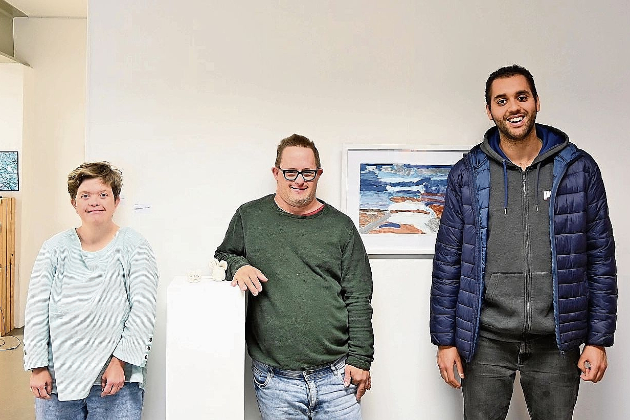Sie gehören zu den Kunstschaffenden, die letzte Woche ihre Werke ausstellten: Bianca Schweigler, Dominik Pümpin und Mounir Bouzekri von der Tagesgestaltung Laufen der ESB BL. Foto: zVg Sie gehören zu den Kunstschaffenden, die letzte Woche ihre Werke ausstellten: Bianca Schweigler, Dominik Pümpin und Mounir Bouzekri von der Tagesgestaltung Laufen der ESB BL. Foto: zVg