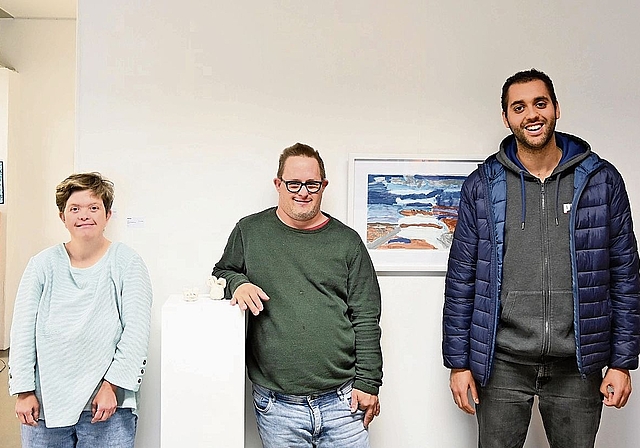 Sie gehören zu den Kunstschaffenden, die letzte Woche ihre Werke ausstellten: Bianca Schweigler, Dominik Pümpin und Mounir Bouzekri von der Tagesgestaltung Laufen der ESB BL.  Foto: zVg