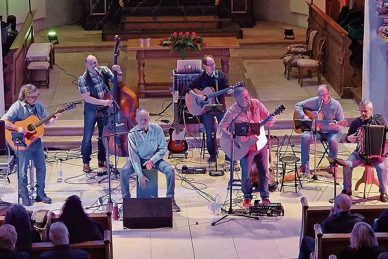 Rockmusik in stimmungsvollem Rahmen: «five & me» spielen in der christkatholischen Kirche in Laufen. Foto: zvg