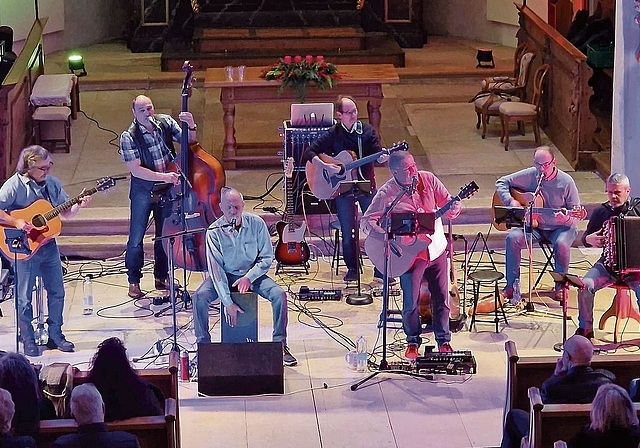 Rockmusik in stimmungsvollem Rahmen: «five & me» spielen in der christkatholischen Kirche in Laufen. Foto: zvg