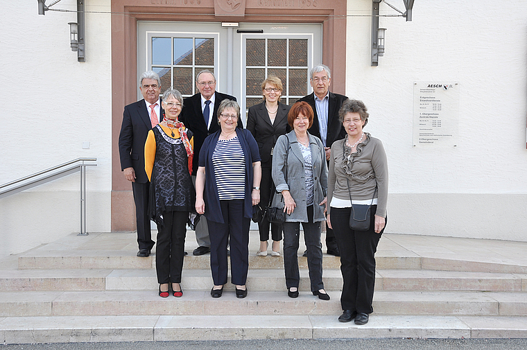 Preisträger und Laudatoren: v. l. Peter Meyer, Präsident der Bürgergemeinde, Verena Burkolter, Cyrill Thummel, Edith Hänggi, Marianne Hollinger (Gemeindepräsidentin), Martha Hofer und Josy Oberli. Foto: Isabelle Hitz
