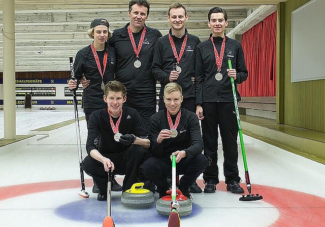 Silber-Team: Glückliche Nachwuchsspieler (Hinten v.l.): Ivo Bossart, Christoph Borer «Ju» (Coach), Fabian Hof, Gabriel Fringeli. (Vorne v.l.): Timo Daniel (Skip), Cédric Colin. Foto: zvg 