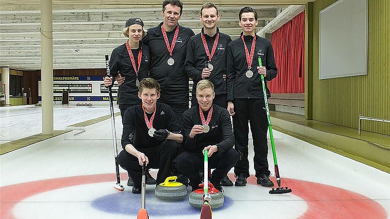 Silber-Team: Glückliche Nachwuchsspieler (Hinten v.l.): Ivo Bossart, Christoph Borer «Ju» (Coach), Fabian Hof, Gabriel Fringeli. (Vorne v.l.): Timo Daniel (Skip), Cédric Colin. Foto: zvg
