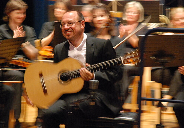 Wohlverdienter Applaus für einen grossen Virtuosen: Der Gitarrist Michael Erni nach seiner Zugabe.  Foto: Thomas Brunnschweiler