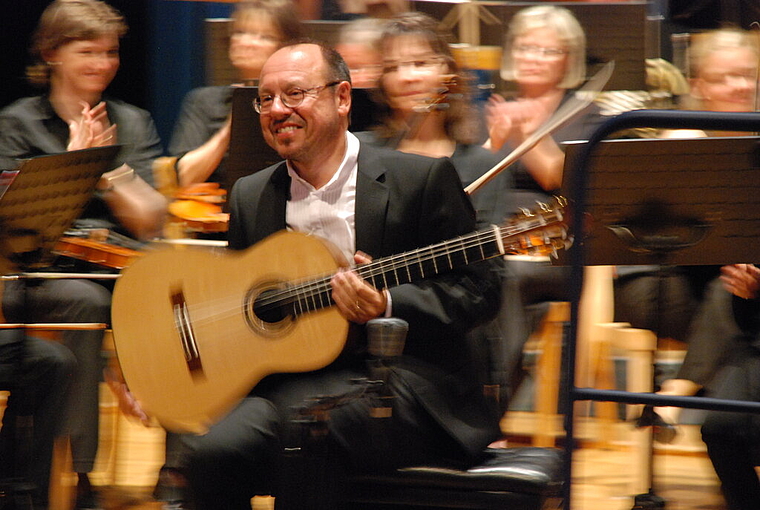 Wohlverdienter Applaus für einen grossen Virtuosen: Der Gitarrist Michael Erni nach seiner Zugabe. Foto: Thomas Brunnschweiler