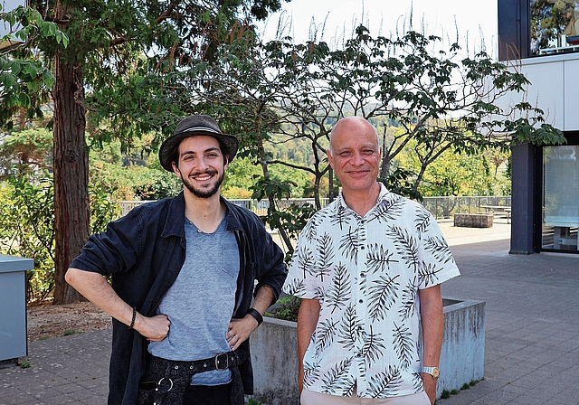 Im Einsatz für die grosse Jubiläumsaufführung: Regisseur Luca Vito (links) und Co-Schulleiter Andreas Kirschner.  Foto: Florin Bürgler