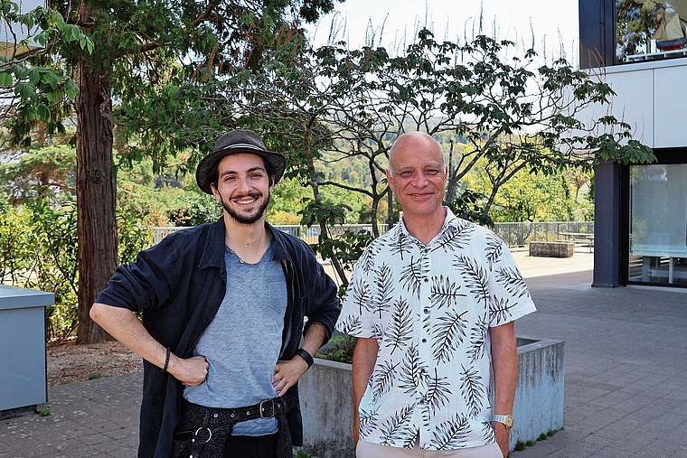 Im Einsatz für die grosse Jubiläumsaufführung: Regisseur Luca Vito (links) und Co-Schulleiter Andreas Kirschner. Foto: Florin Bürgler
