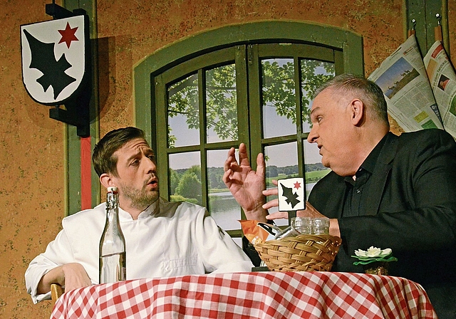 Zoff: Zwischen Aesch und Reinach läuft im Stück «Sag niemals nie» nicht alles rund. Foto: zvg / Martin Studer