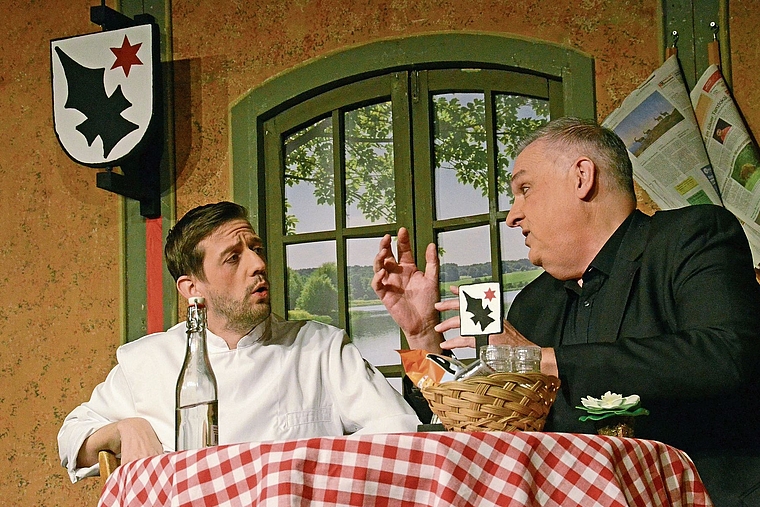 Zoff: Zwischen Aesch und Reinach läuft im Stück «Sag niemals nie» nicht alles rund. Foto: zvg / Martin Studer