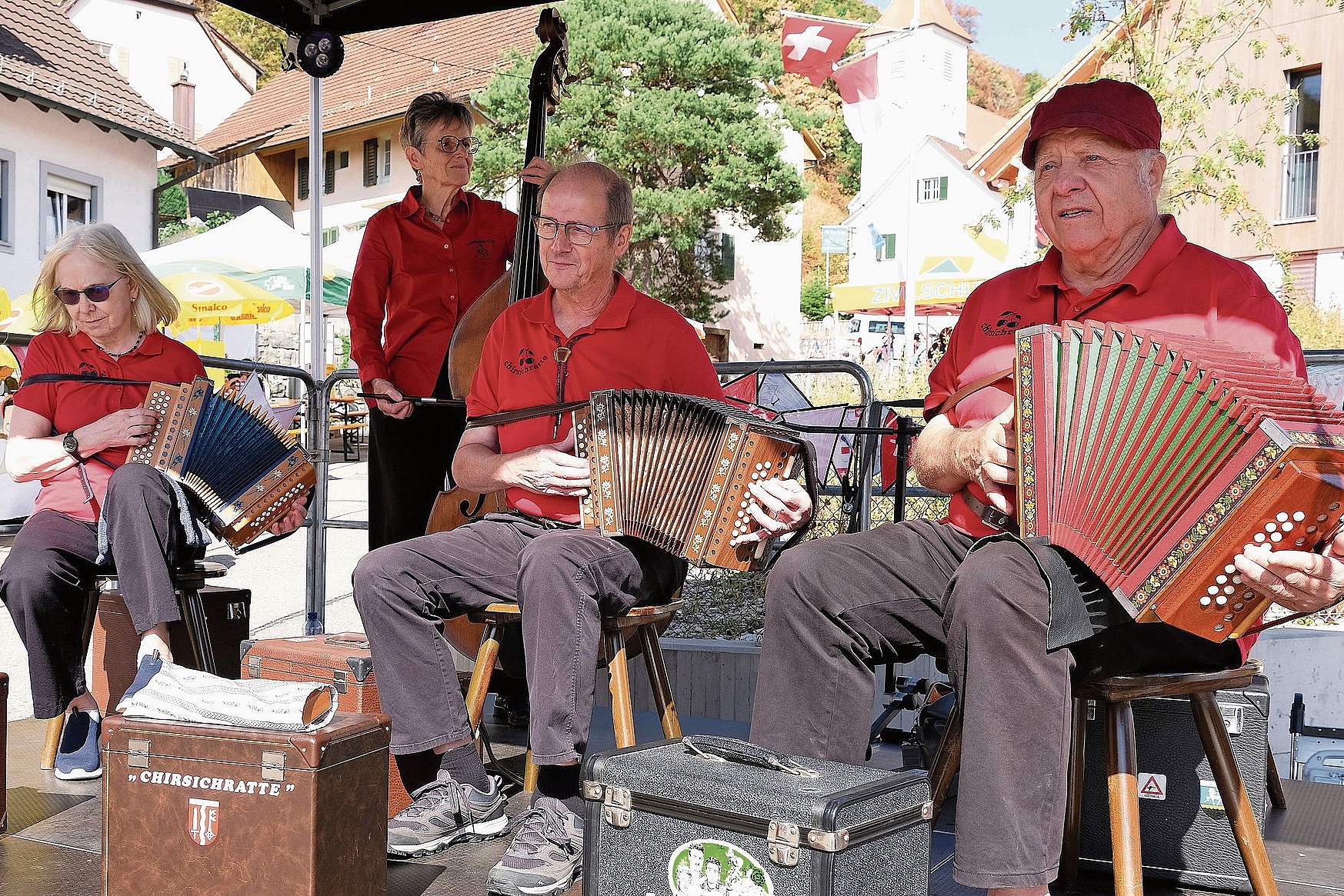 Lüpfig: Das Schwyzerörgeli-Quartett Chirsichratte. Fotos: Thomas Brunnschweiler Lüpfig: Das Schwyzerörgeli-Quartett Chirsichratte. Fotos: Thomas Brunnschweiler