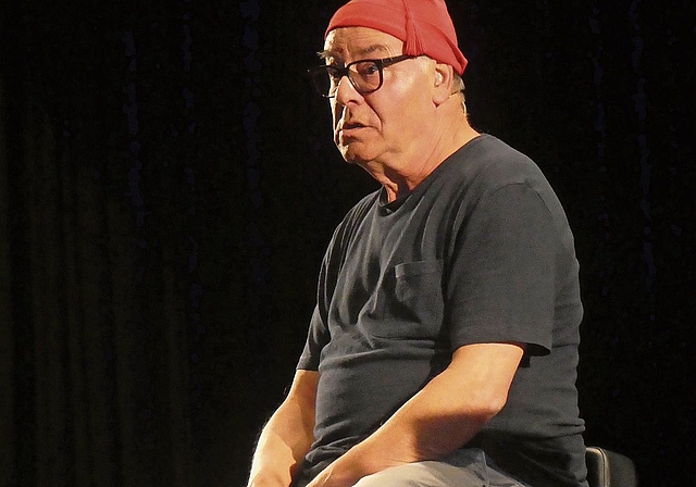 Eine von vielen Rollen: Rolf Schmid lamentiert als melancholischer Bauer. Foto: Sabine Asprion