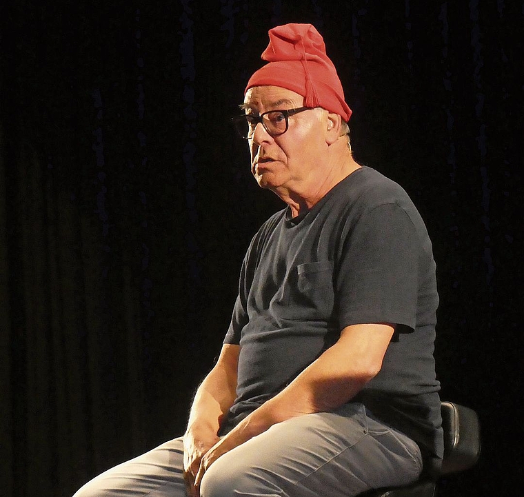 Eine von vielen Rollen: Rolf Schmid lamentiert als melancholischer Bauer. Foto: Sabine Asprion