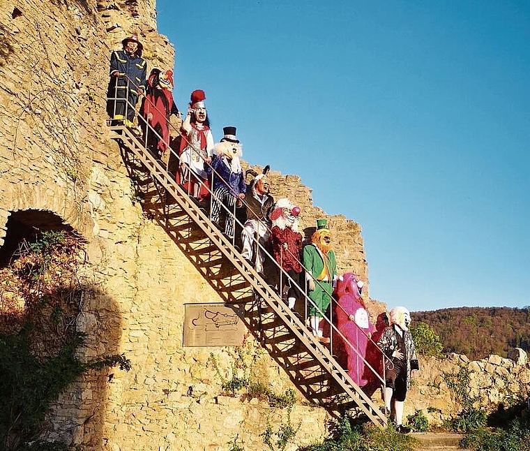 Posieren auf der Ruine: Jedes Kostüm aus den vergangenen Jahren ist dabei. Foto: zVg