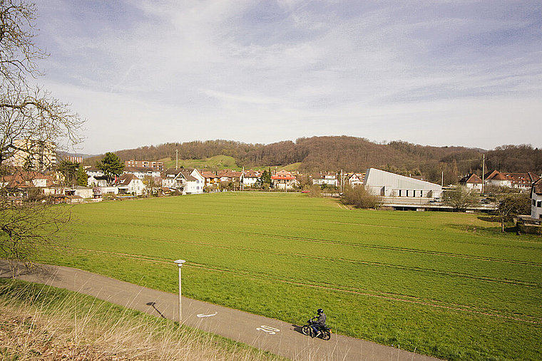 Landabtausch: Der Kanton Baselland erhält von der Gemeinde Münchenstein das Brachland neben dem Kultur- und Sportzentrum zum Neubau der Sekundarschule. Und die bekommt das Areal des heutigen Schulstandorts Lärchen. Foto: Hausendorf