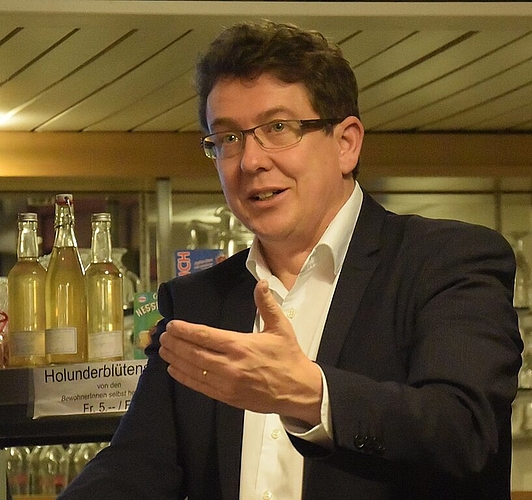 Pro und kontra Durchsetzungsinitia-tive: Der designierte SVP-Chef Albert Rösti auf Stimmenfang im Schwarzbubenland.