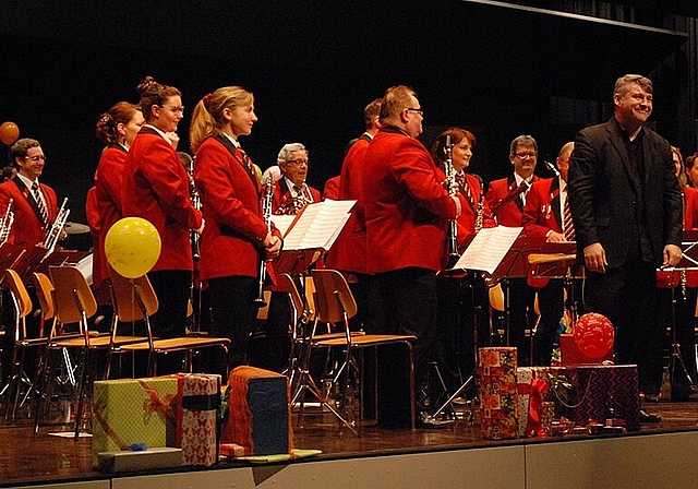 Ausgelassen: Die Stadtharmonie Laufen wusste ihren runden Geburtstag ausgelassen zu feiern. Foto: Melanie Brêchet