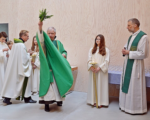 Einsegnung des Pfarreizentrums: (v.l.) Die beiden Pfarrherren Josef Lussmann und Günter Hulin sowie Abt Peter von Sury im St.-Nikolaus-Saal.