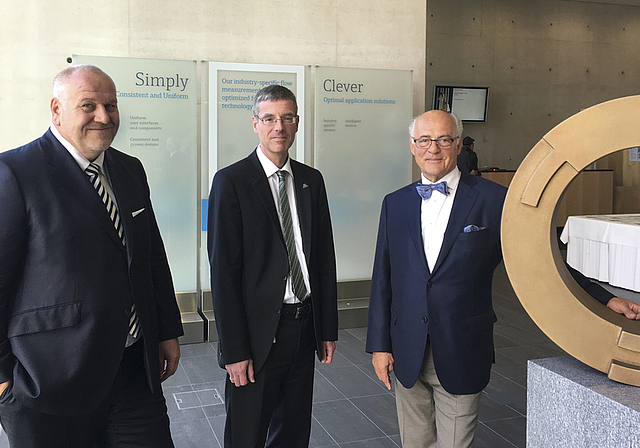 Köpfe eines Global Players (v. l.): Matthias Altendorf, CEO der Endress+Hauser-Gruppe, Bernd-Josef Schäfer, Geschäftsführer Endress+Hauser Flowtec AG, und Klaus Endress, Präsident des Verwaltungsrates der Endress+Hauser-Gruppe. Foto: Caspar Reim