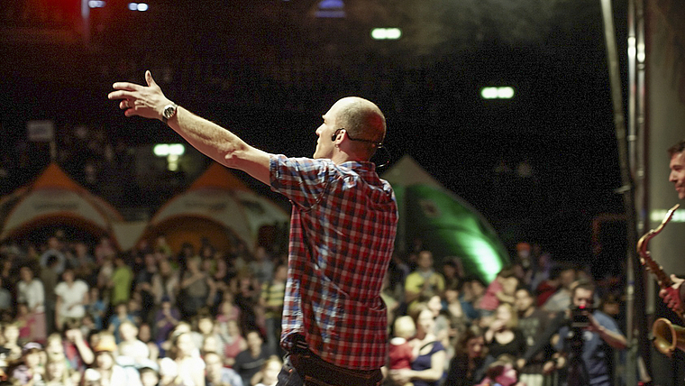 Sorgt für gute Stimmung: Kinderliedermacher Andrew Bond wird ein Konzert für die ganze Familie gestalten. ZVG