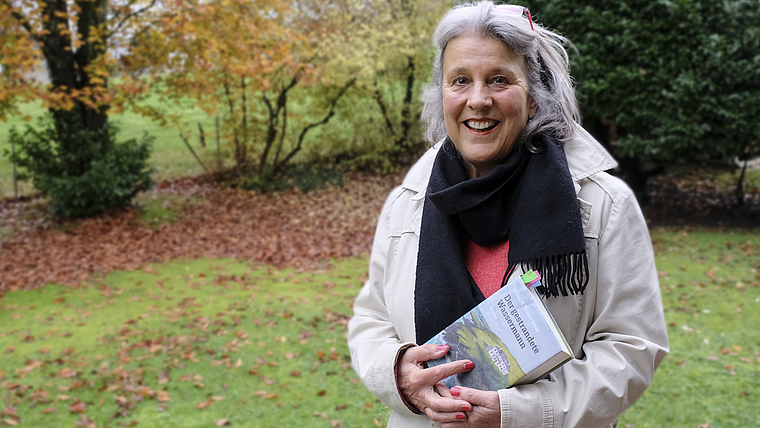 Viel Handlung auf über 400 Seiten: Priska M. Thomas Braun in ihrem Garten. foto: Thomas Brunnschweiler