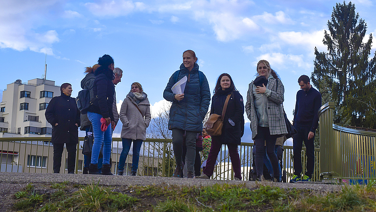 Mit Neugier in neue Ecken vorstossen: Für alle Interessierten organisierte die Gemeinde einen Dorfrundgang:  Foto: Bea Asper