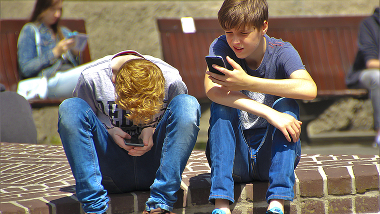 Versunken im Smartphone: Für Jugendliche ist das Smartphone fester Bestandteil des Lebens – immer und überall. Pixabay.com