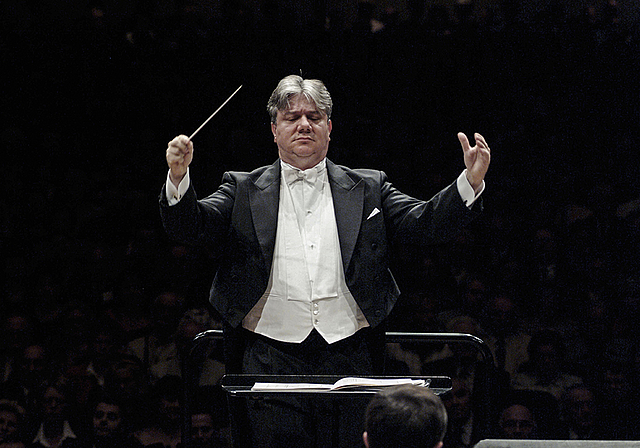 Charismatisch: Andreas Spörri, der Dirigent des Konzerts, im KKL in Luzern.  Foto: ZVG
