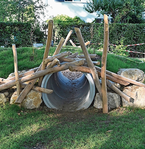 Versteckmöglichkeiten: Auch das bietet der neue Spielplatz. Foto: Fabia Maieroni Versteckmöglichkeiten: Auch das bietet der neue Spielplatz. Foto: Fabia Maieroni