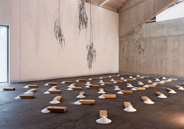 «Salario»: Eine der Kunstinstallationen von Eva Lootz im Kunsthaus Baselland.Foto: zvg