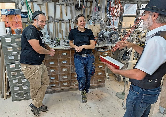 Puzzleteil 2: Die Bildhauerei Linda Wunderlin in Laufen – Metallbildhauer Flavian Naber und Steinbildhauerin Linda Wunderlin im Gespräch. Foto: SABINE THEILER