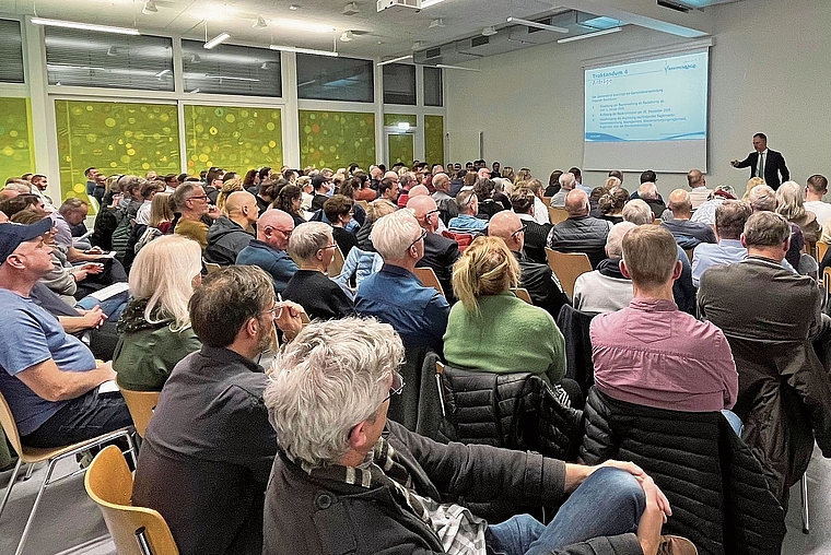 Voller Saal: 156 Stimmberechtigte erschienen an der letzten Breitenbacher Gemeindeversammlung – eine Rekordbeteiligung. Foto: Bea Asper