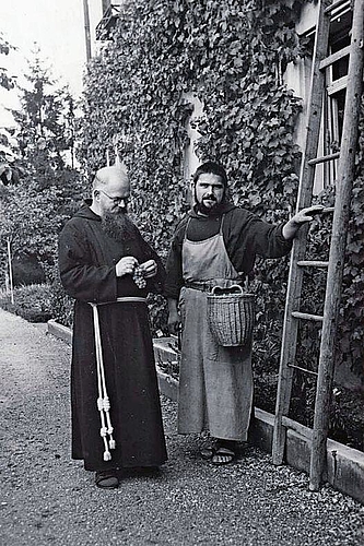 Vergangene Zeiten: Kapuziner im Klostergarten. Foto: Provinzarchiv CH Kapuziner