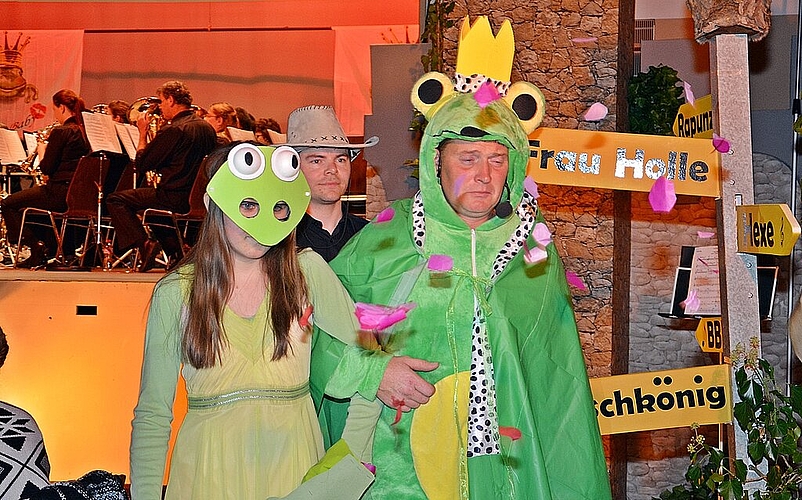 Unhappy Happy End: Der heiss ersehnte Kuss verwandelte ihn nur in einen Froschkönig, Dornröschen gar in eine «Fröschin». Fotos: Roland Bürki

