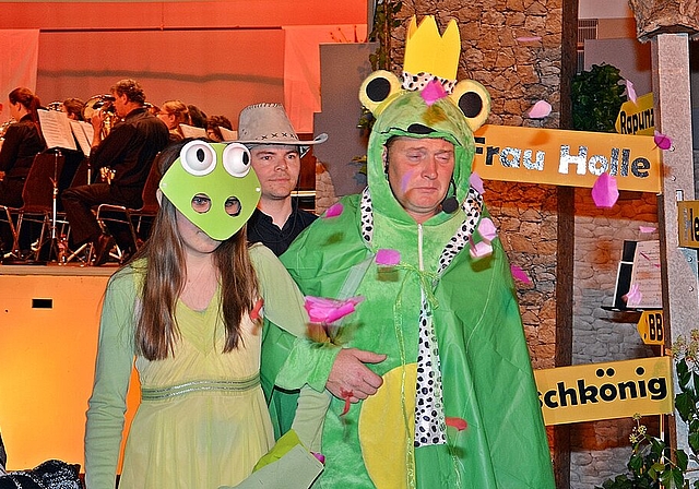 Unhappy Happy End: Der heiss ersehnte Kuss verwandelte ihn nur in einen Froschkönig, Dornröschen gar in eine «Fröschin». Fotos: Roland Bürki
