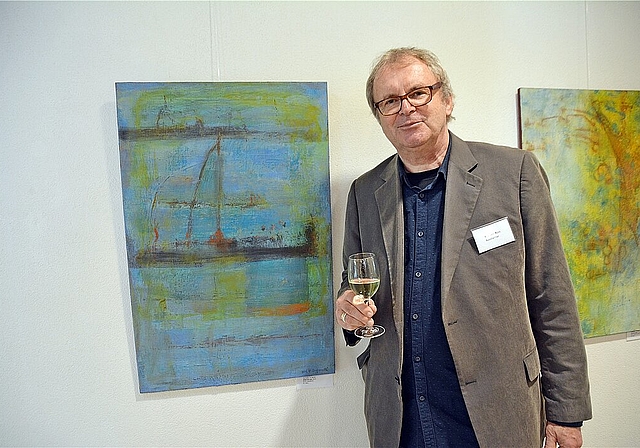 Farbwerkers Prost: Michael F. Wyss bedankt sich vor «Alles im Lot» (l.) und «Erinnerungen» für Interesse und Lob der Vernissagegäste. Foto: Roland Bürki