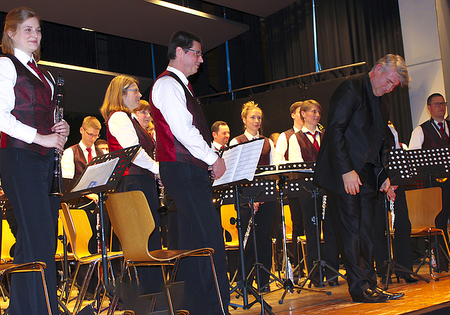 Gelungener Einstand: Miguel Etchegoncelay dirigierte die Musikgesellschaft Konkordia Reinach gekonnt.  Foto: Caspar Reimer
