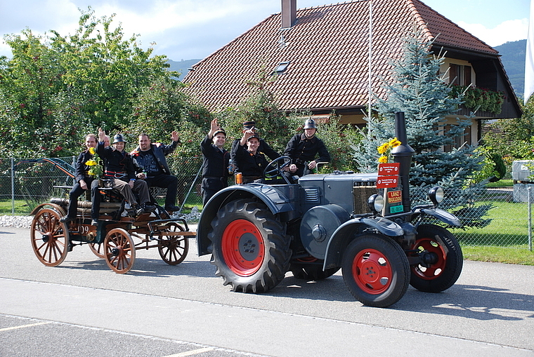 Auf Wiedersehen in Gempen! Diese Handdruckspritze – hier präsentiert in Neuendorf – kaufte die Dorneckberger Gemeinde vor 125 Jahren. Sie markiert die «Stunde Null» in der Zeitrechnung der Gempner Feuerwehr.  Foto: ZVG