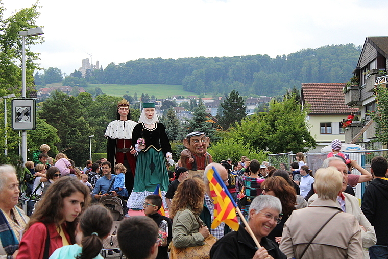 Bis zu vier Meter hoch: Die katalanischen Riesen wurden von starken Personen durch Aeschs Strassen getragen. Foto: Axel Mannigel
