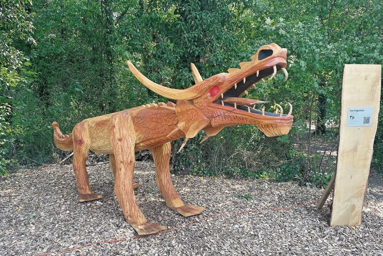 Scharfe Zähne, rote Augen: Toni Flückiger hat seine Holzskulptur den Schilderungen  in der Reinacher Sage nachempfunden. Foto: Meinrad Stöcklin