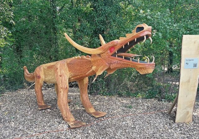 Scharfe Zähne, rote Augen: Toni Flückiger hat seine Holzskulptur den Schilderungen  in der Reinacher Sage nachempfunden. Foto: Meinrad Stöcklin