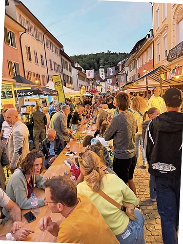 Eine Tafel für alle: Tisch an die Tisch reihte sich durchs Stedtli und kein Platz blieb frei. Eine Tafel für alle: Tisch an die Tisch reihte sich durchs Stedtli und kein Platz blieb frei.