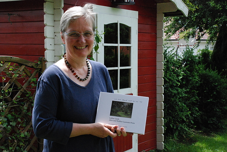 Freude herrscht, denn endlich ist das Buch da: Herausgeberin Angelika Feind-Laurents in ihrem Garten in Gempen. Foto: T. Brunnschweiler