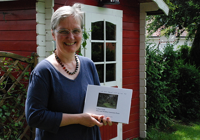 Freude herrscht, denn endlich ist das Buch da: Herausgeberin Angelika Feind-Laurents in ihrem Garten in Gempen. Foto: T. Brunnschweiler