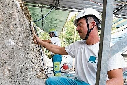 Spezielles Handwerk: Jeder Stein wird 
akribisch freigelegt und inspiziert.