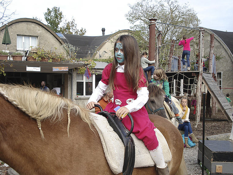 Zur Abwechslung ein Ritt auf dem Einhorn: Diese Prinzessin war unterwegs ins Feenland. Foto: Bea Asper