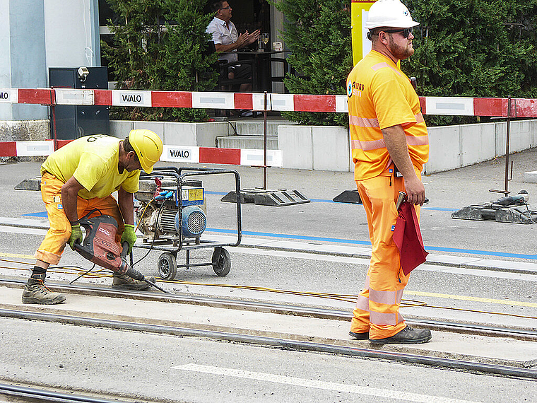 Presslufthämmern: Das Entfernen der alten Dilatationsfugen (l.) ist lärmintensiv, mit roter Flagge und Hupe wird für die Sicherheit gesorgt (r.) Foto: Thomas Immoos
