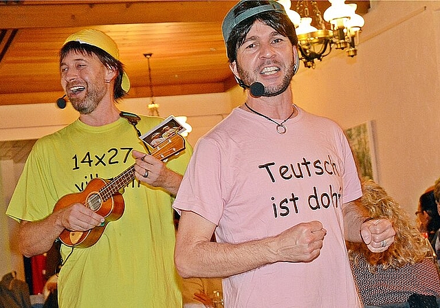 Raphi (r.) und Jölle als «Luusbuebe»: «E huffe spigge schadet nüt, lueg uufe, luegaabe, lueg linggs, lueg rächts!» Foto: Roland Bürki